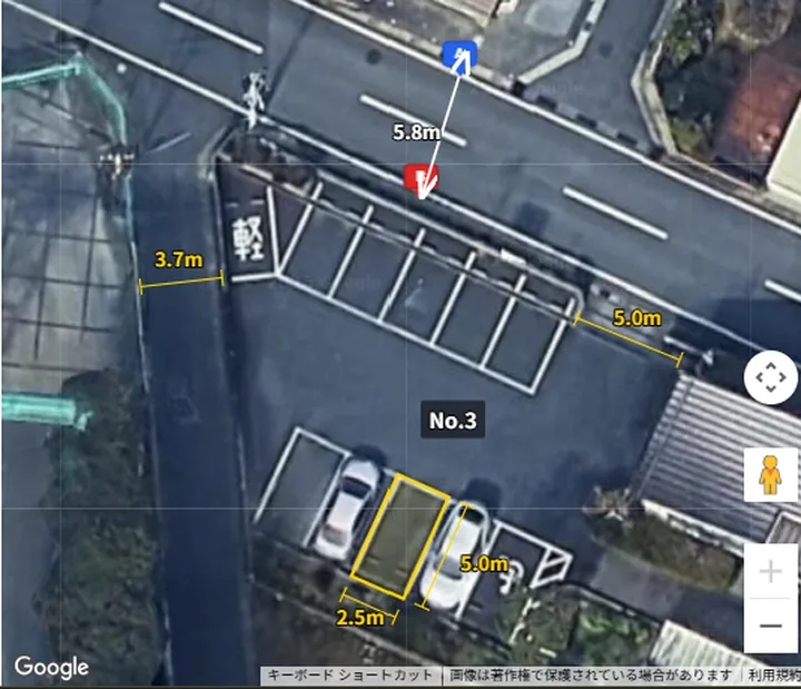 Garadioの配置図画面。航空写真の上で青と赤のピンを道路の両端に合わせて幅5.8mを測っている。黄色い車庫の矩形(No.3)には5.0m×2.5m、周辺の道路には3.7m・5.0mの寸法が表示されている。